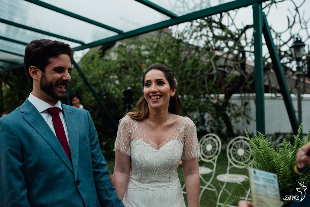 noivos sorrindo na cerimônia de casamento