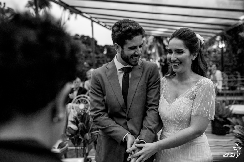 noivos sorrindo na cerimônia de casamento
