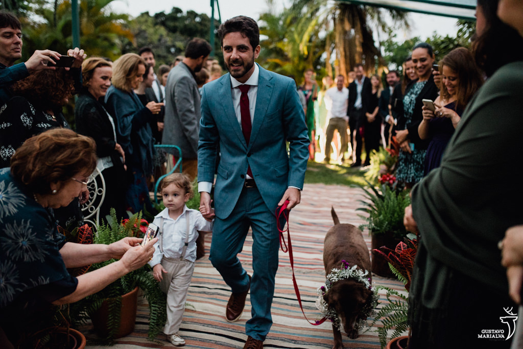 noivo entrando com pajem e cachorro na cerimônia de casamento