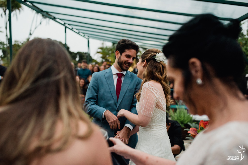 noivos sorrindo na cerimônia de casamento