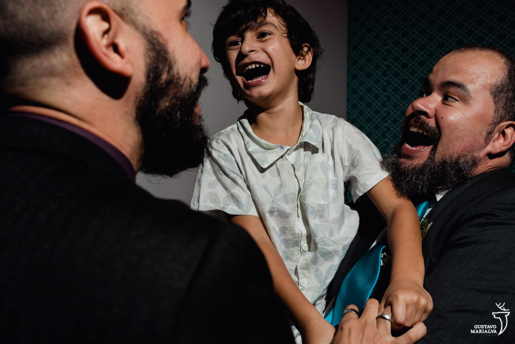 menino sorrindo na festa de casamento