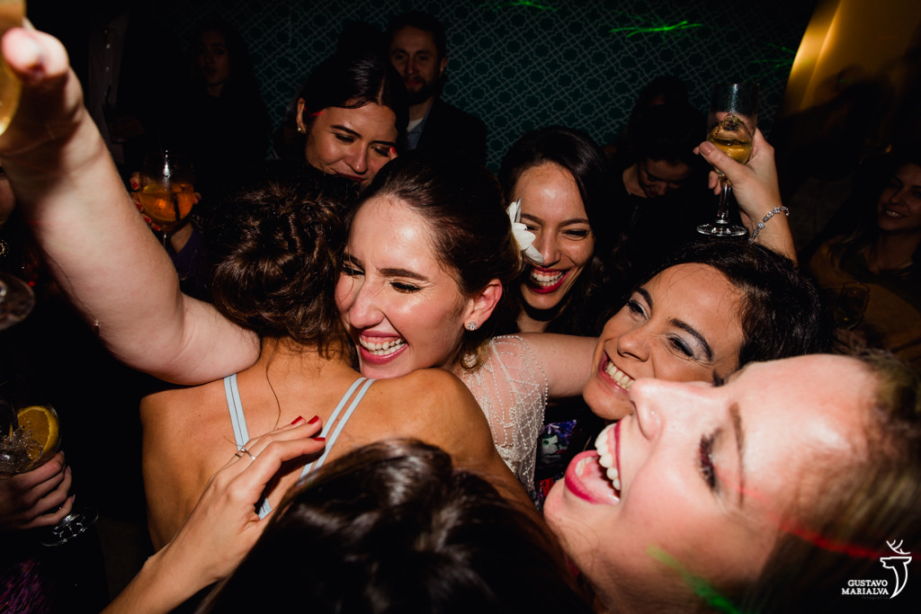 amigos dançando na festa de casamento