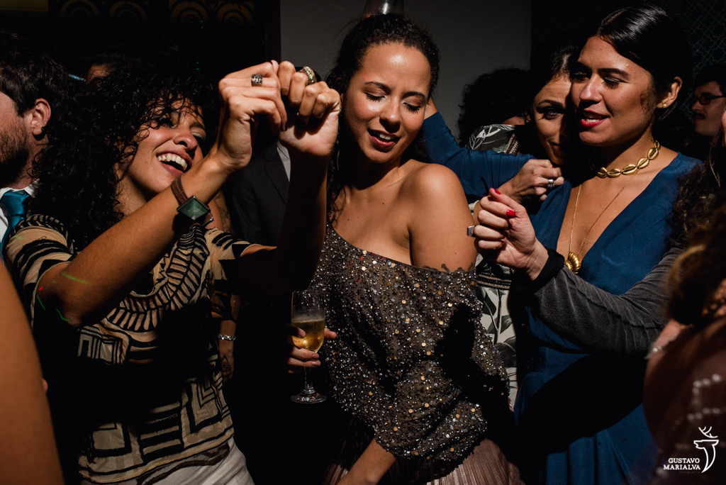 amigos dançando na festa de casamento