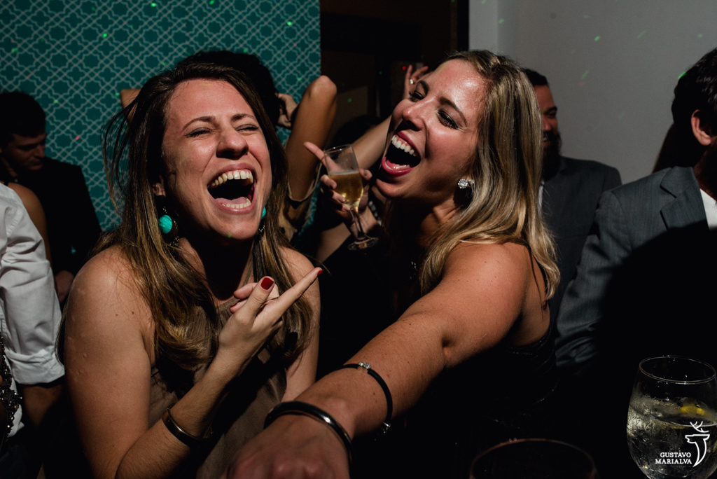 amigas cantando na festa de casamento