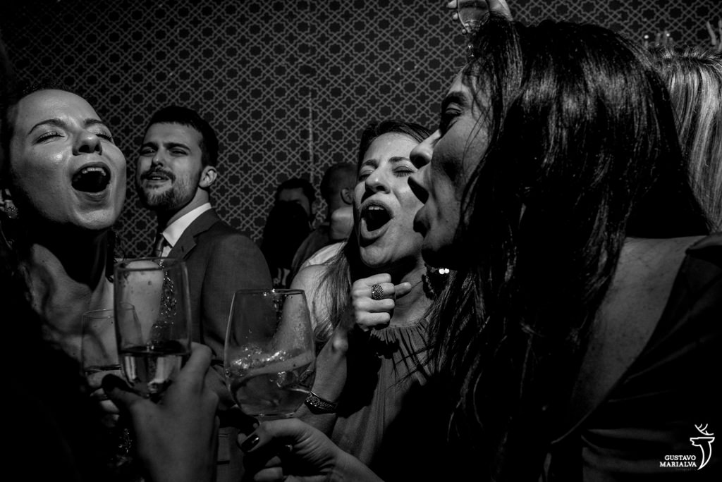 amigas cantando na festa de casamento