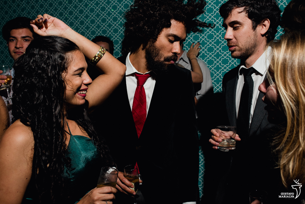 amigos dançando na festa de casamento
