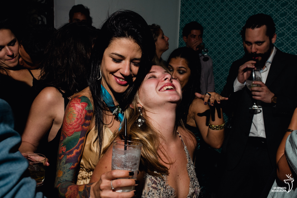 amigos dançando na festa de casamento