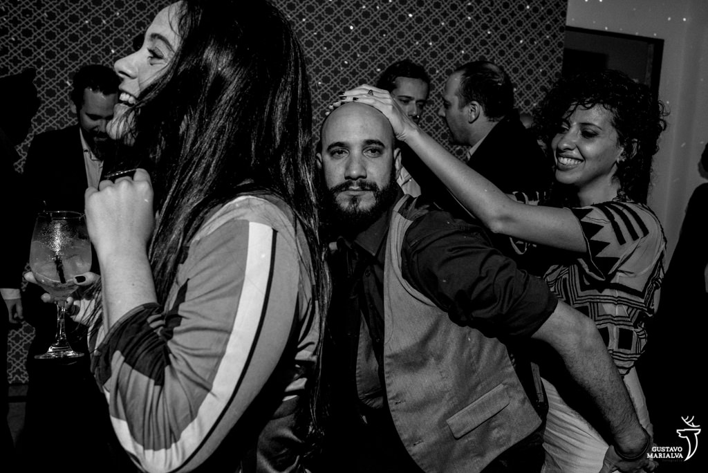 amigos dançando na festa de casamento