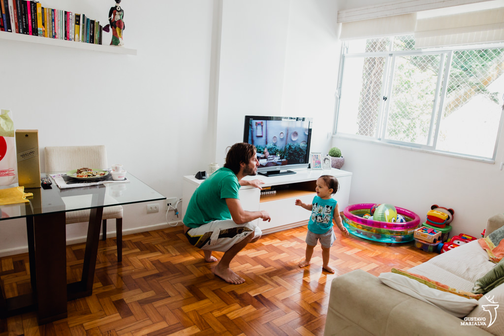 noivo brincando com filho