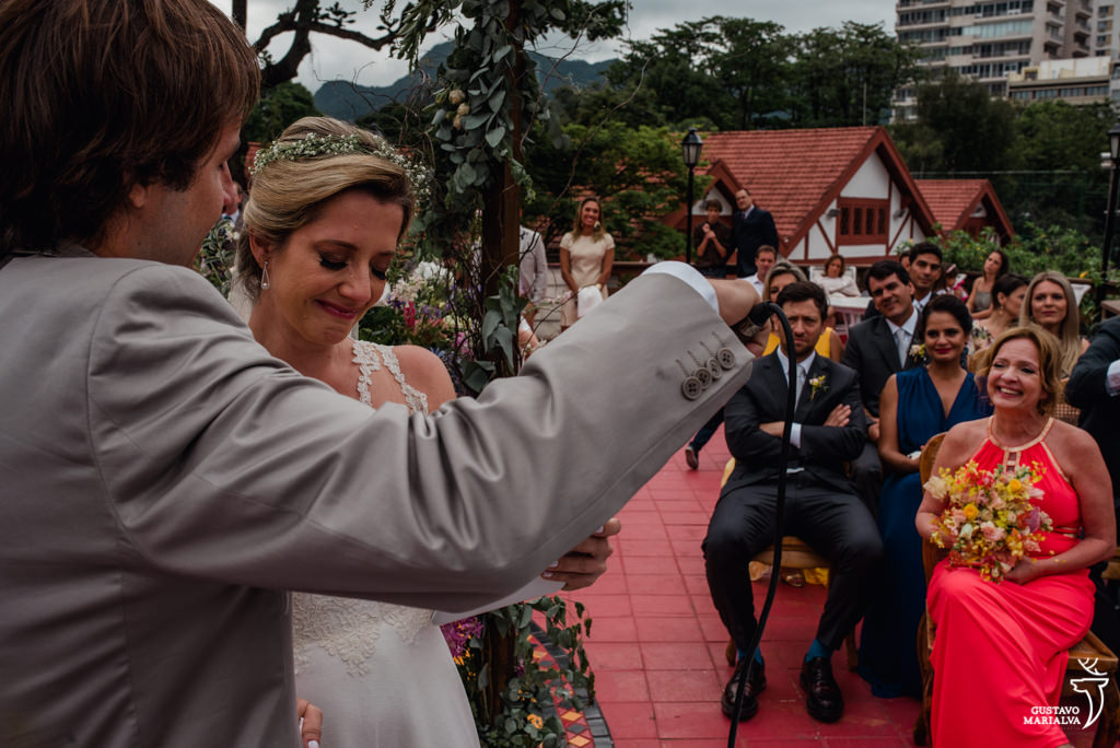 noiva chorando com discurso da avó na cerimônia de casamento