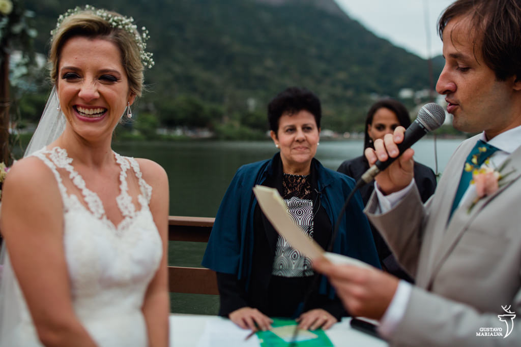noiva sorrindo durante a cerimônia de casamento