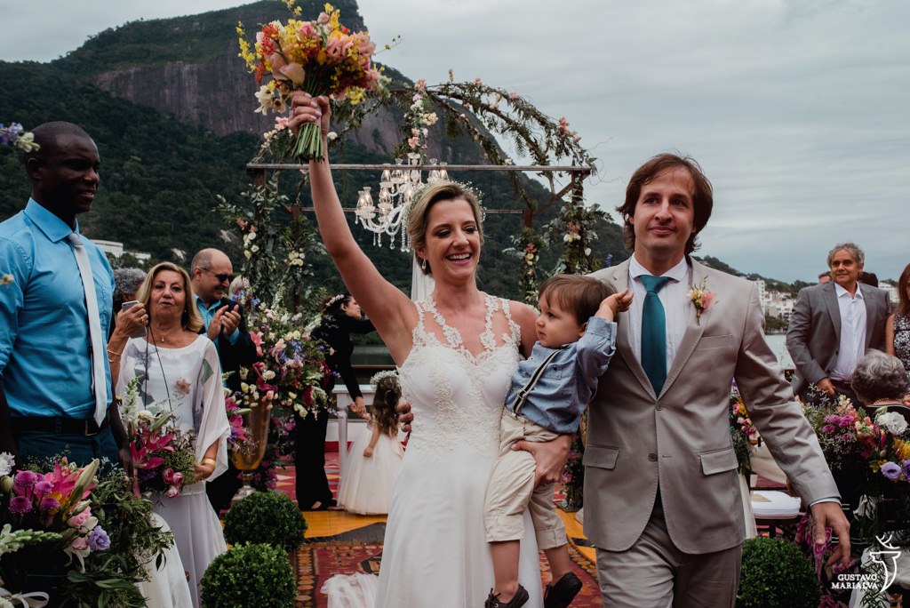 noivos emocionados saindo da cerimônia de casamento