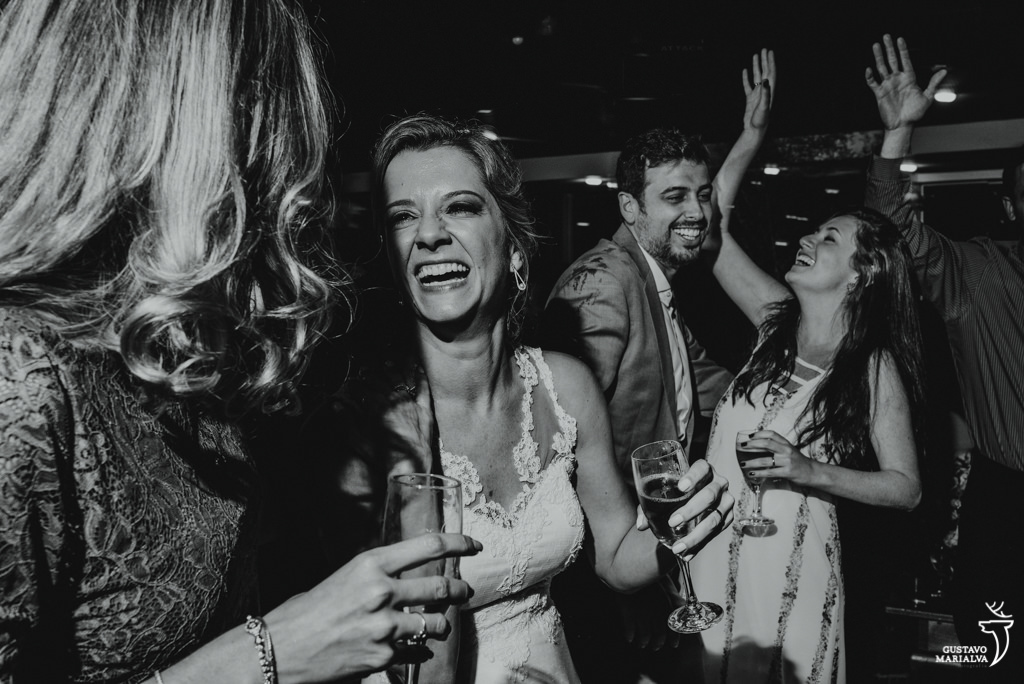noiva sorrindo na festa de casamento