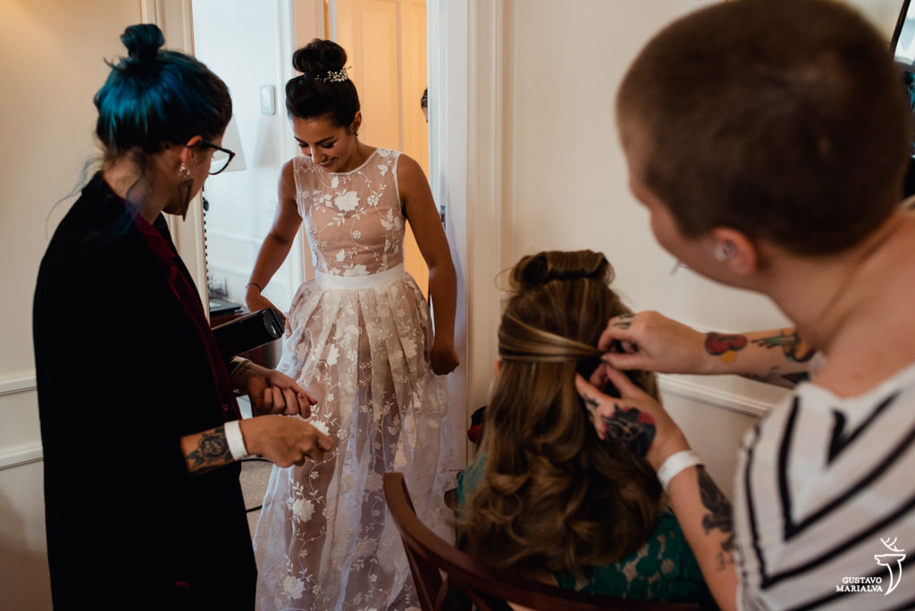 noiva pronta e mãe admirando o vestido