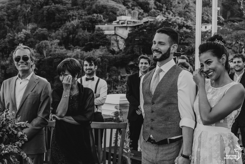 noiva e sogra chorando na cerimônia de casamento