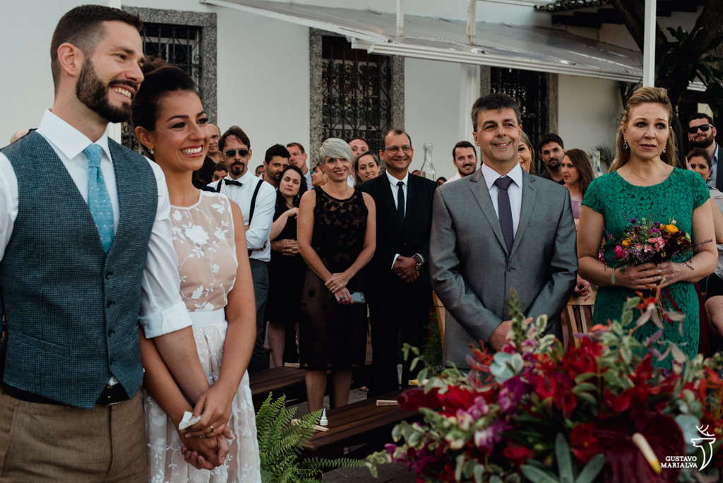 convidados emocionados na cerimônia de casamento