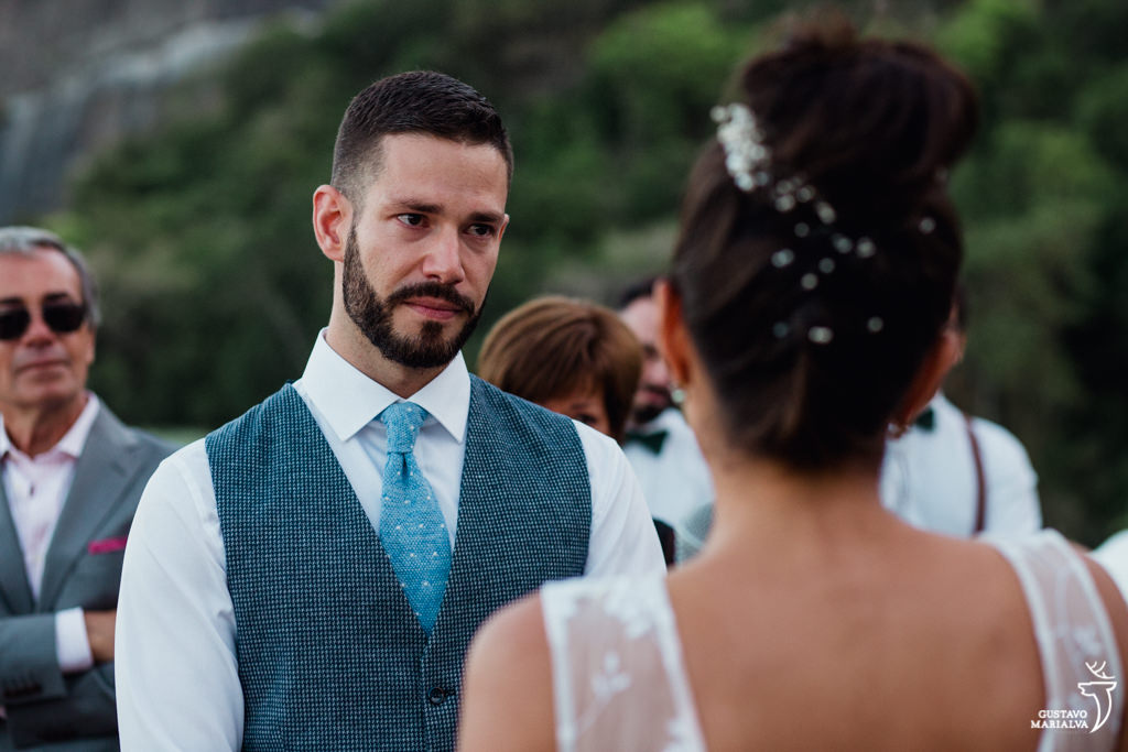 noivo emocionado na cerimônia de casamento