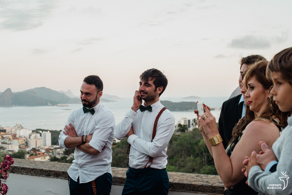 padrinhos sorrindo emocionados na cerimônia de casamento