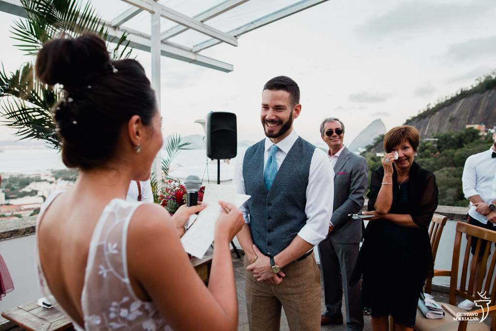 noivo sorrindo e mãe chorando