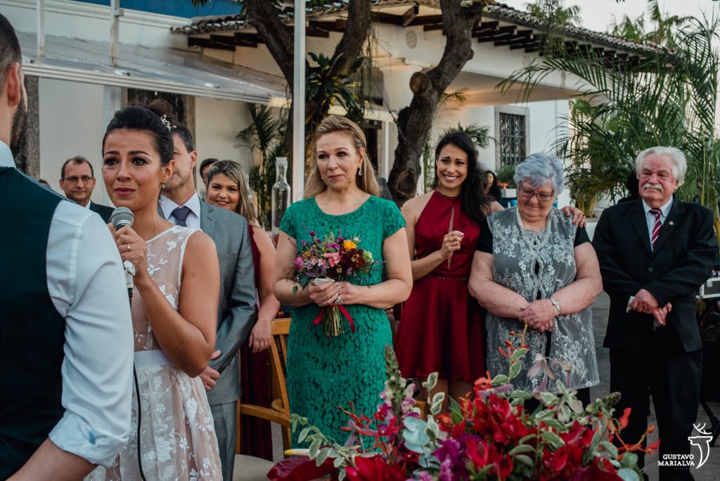 mãe da noiva e convidados emocionados