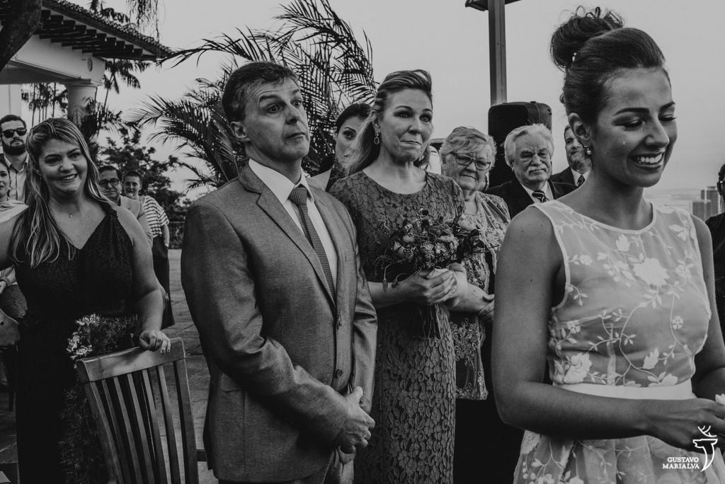 noiva e pai chorando na cerimônia de casamento
