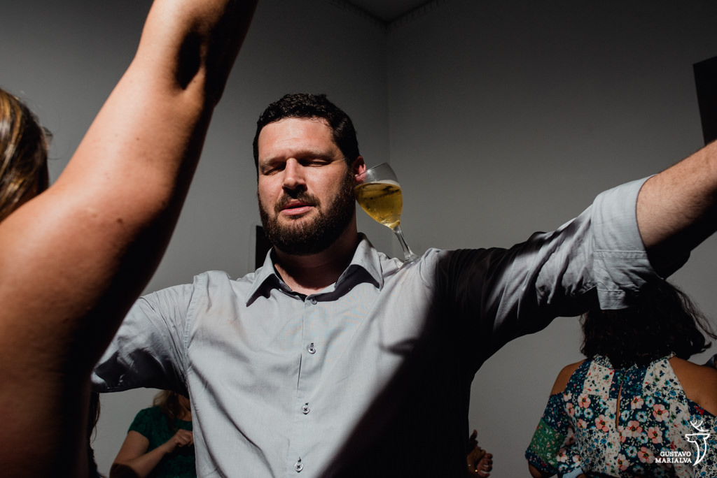 convidado equilibrando copo de cerveja na cabeça