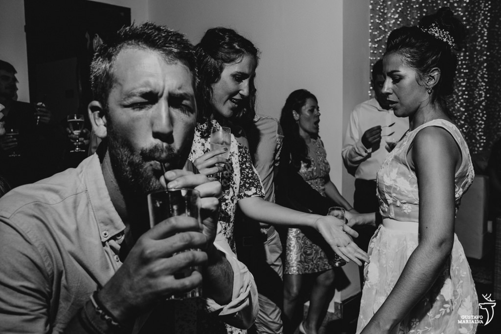 convidado dançando e bebendo drink