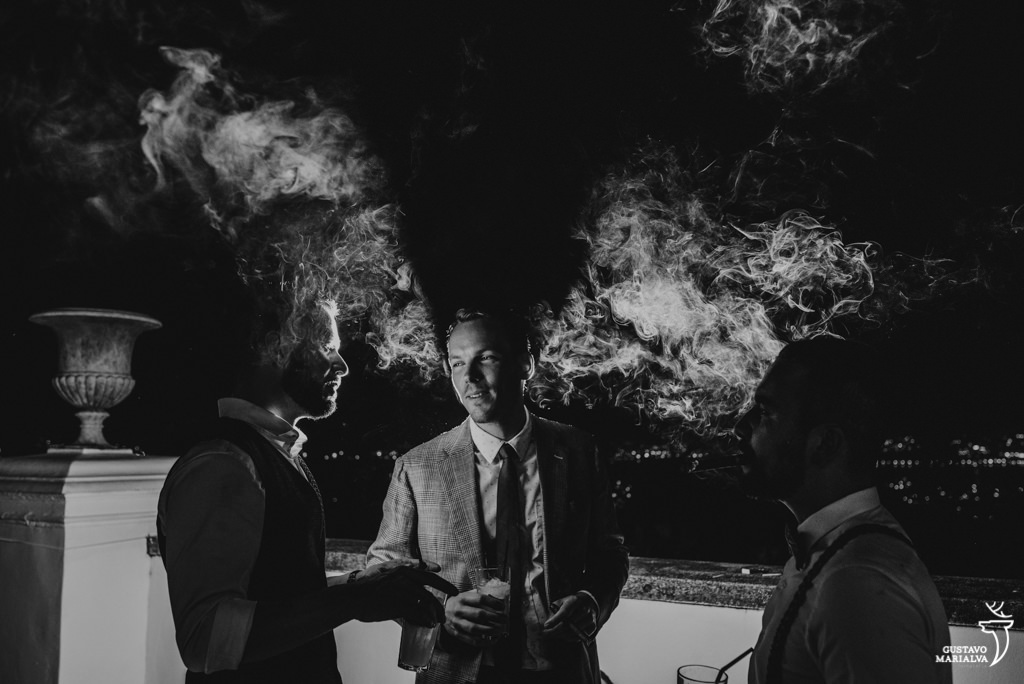 noivo e amigos fumando charuto