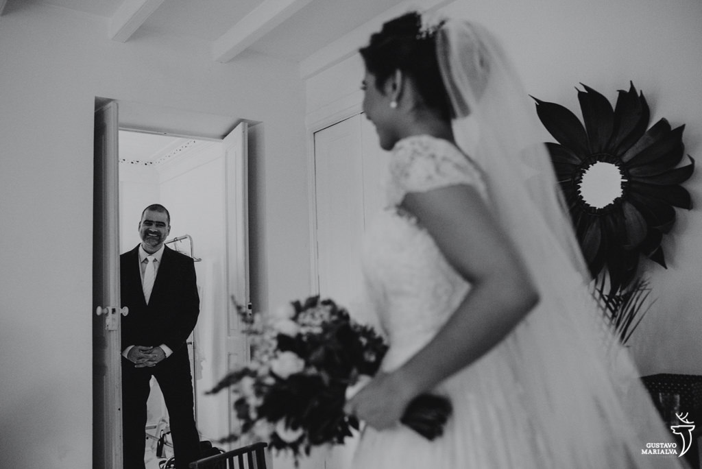 pai emocionado vendo a noiva vestida de noiva