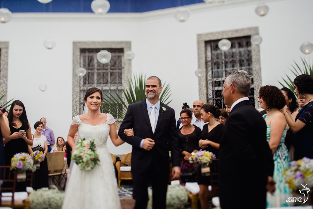 noiva entrando emocionada na cerimônia