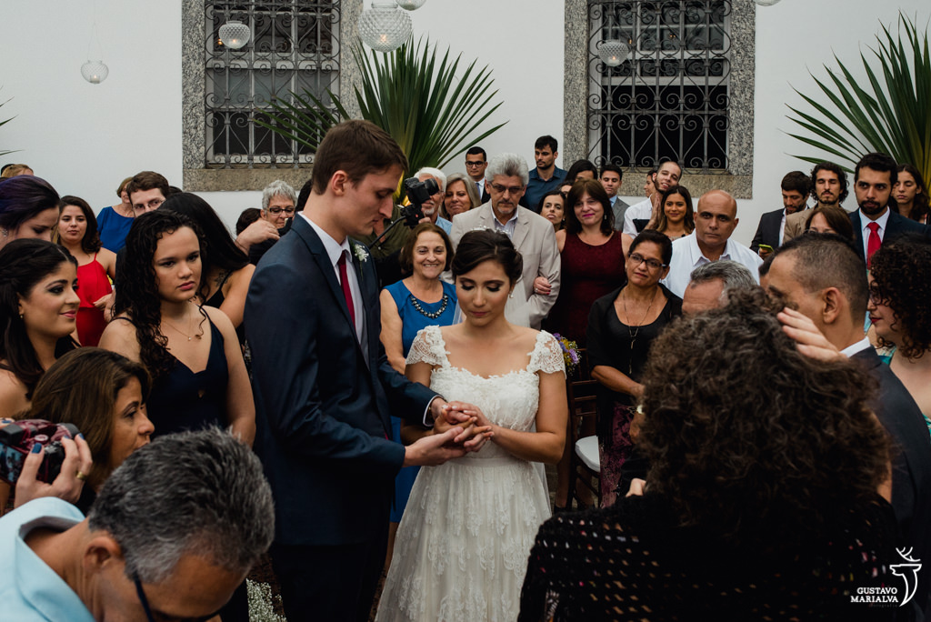 convidados e noivos emocionados