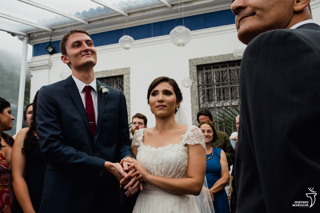 noivos sorrindo emocionados