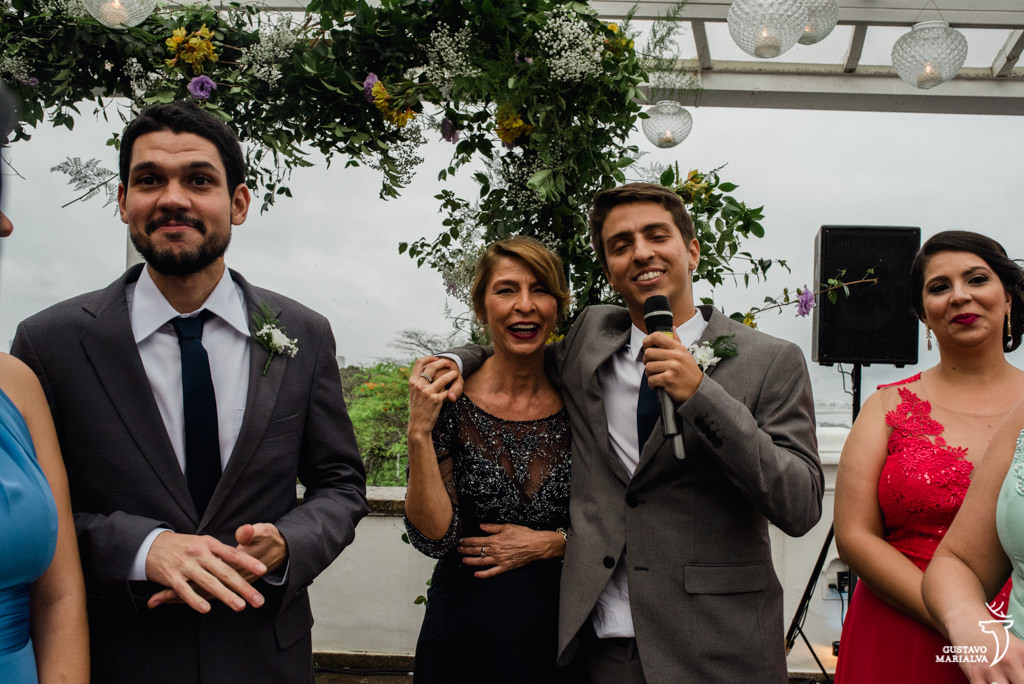 irmão e mãe do noivo fazendo homenagem