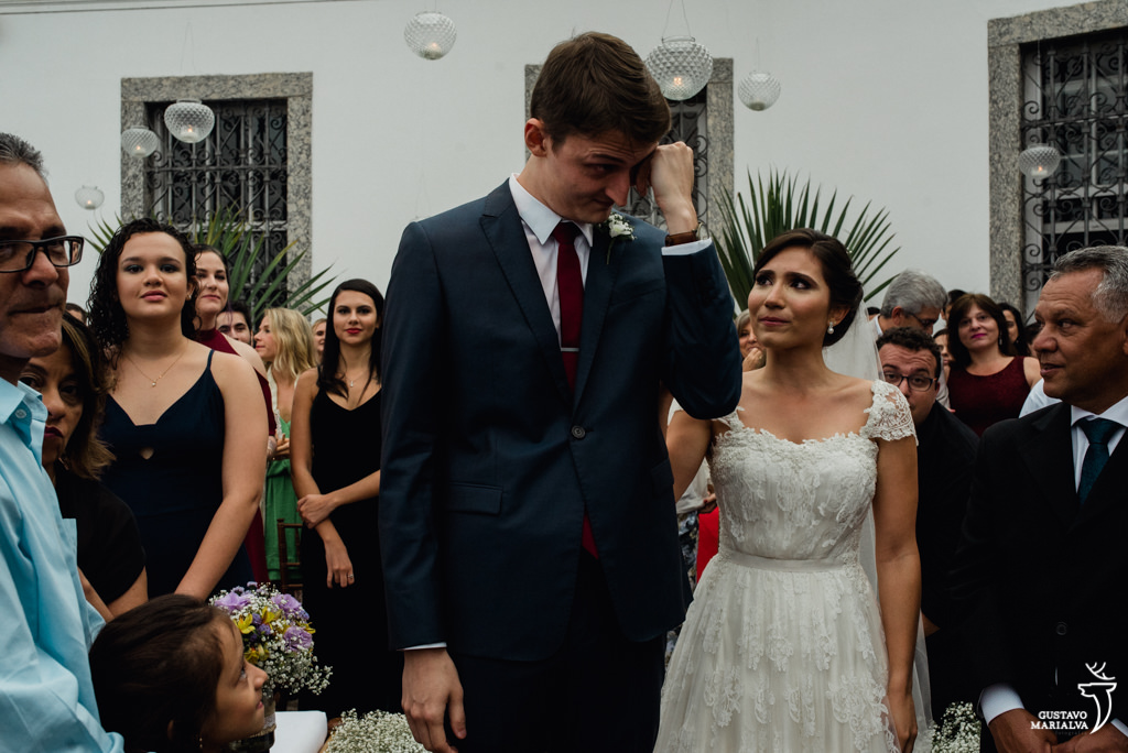 noivo chorando e noiva fazendo carinho