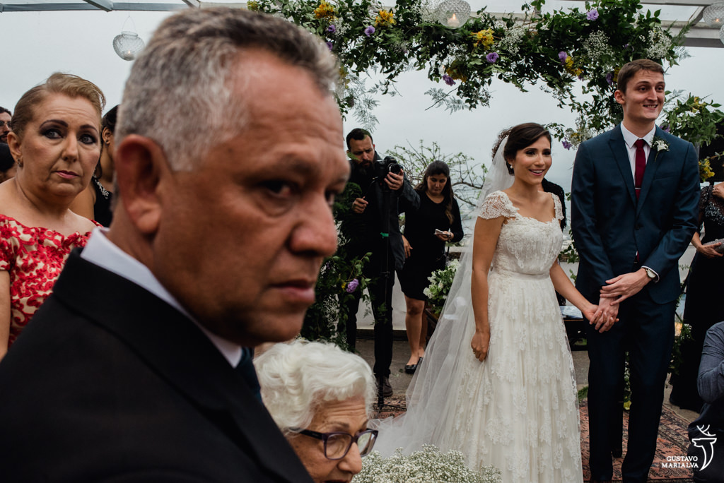 noivos vendo as daminhas e pajens entrarem