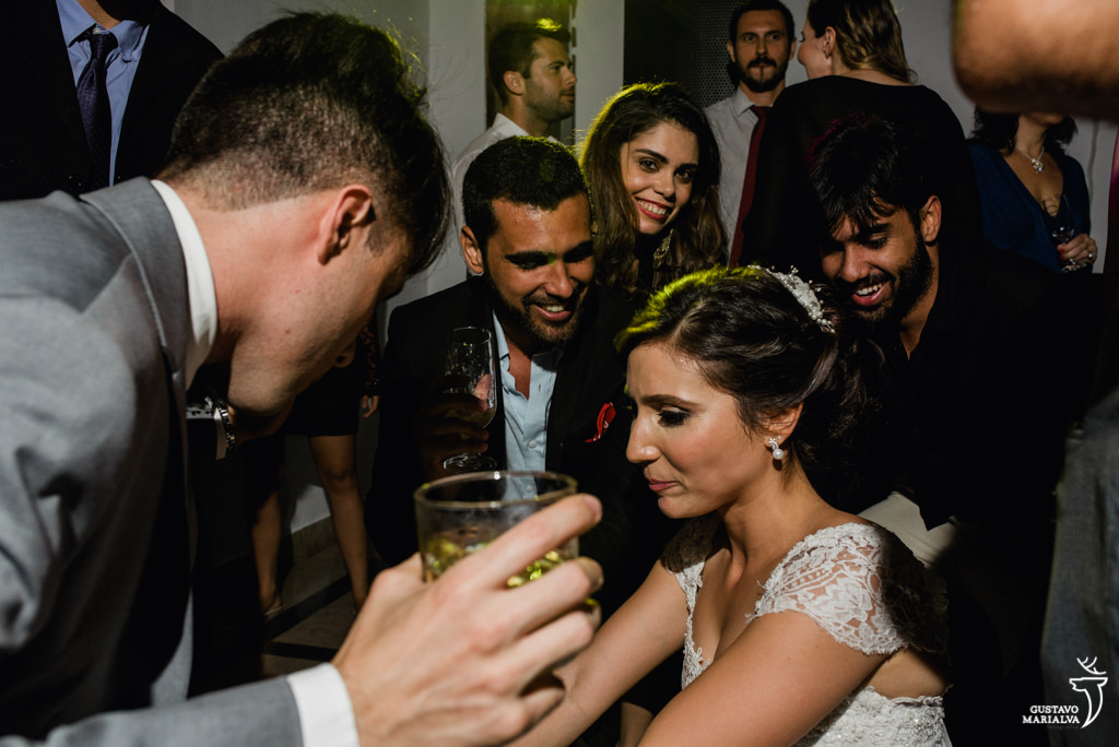 noiva e amigos dançando