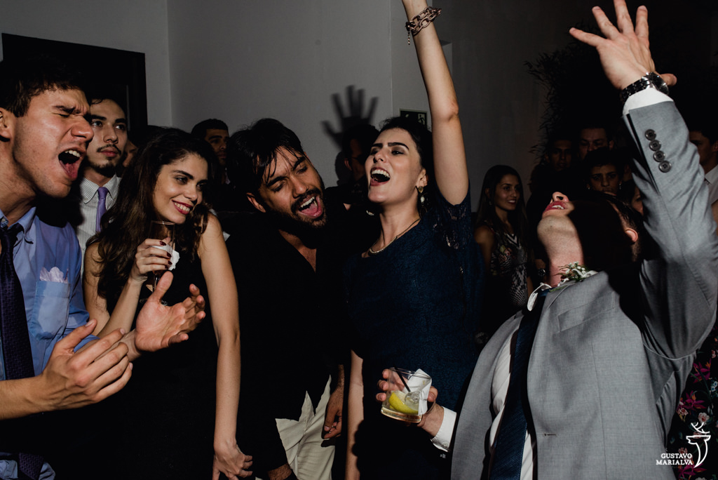 convidados cantando e dançando