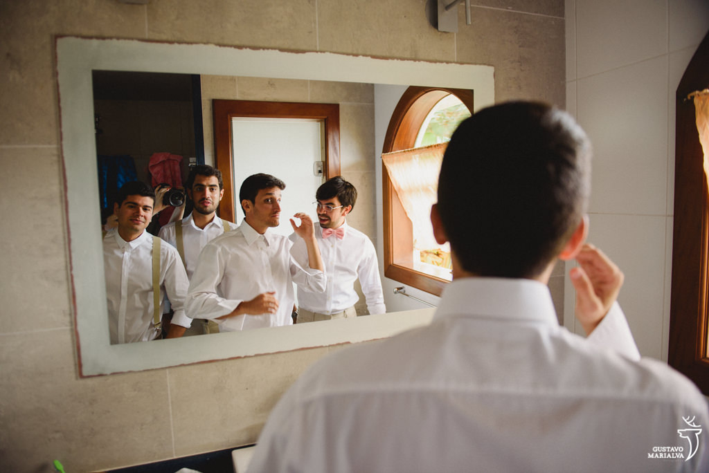noivo e padrinhos se arrumando