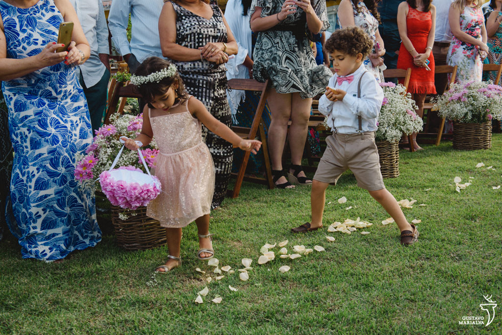 daminha jogando pelotas de rosa e pajem levando as alianças