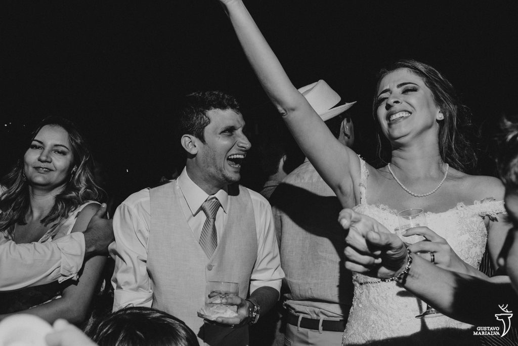 noivos sorrido na festa de casamento