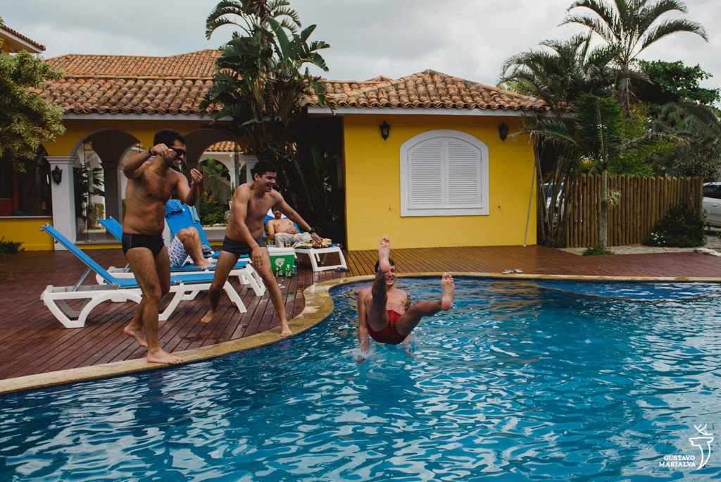 padrinhos jogando noivo na piscina