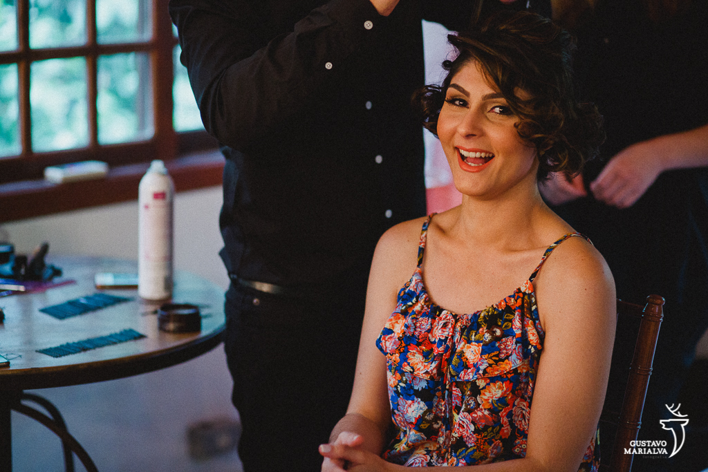 noiva sorrindo fazendo o cabelo