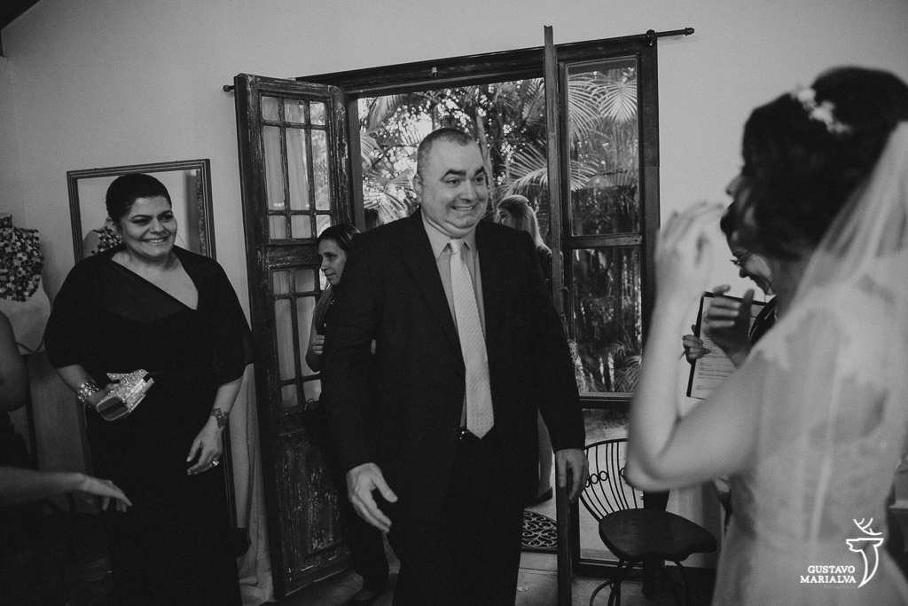 pai vendo a noiva vestida de pela pela primeira vez