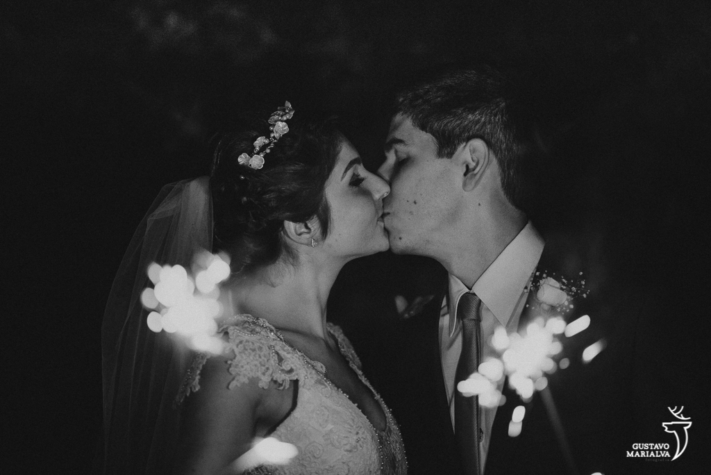 noivos se beijando com sparkles