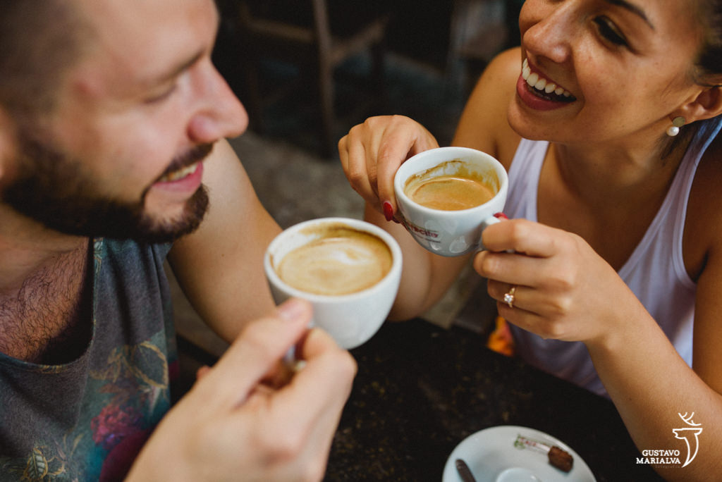 casal tomando café no book de casal em santa teresa