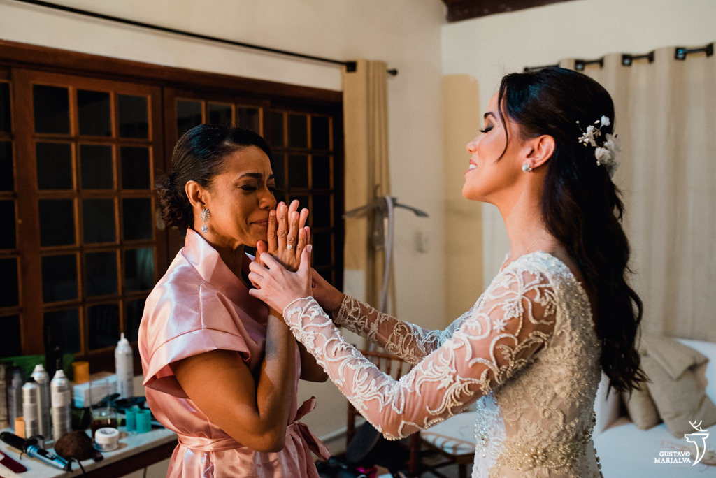 mãe chorando no making of do casamento