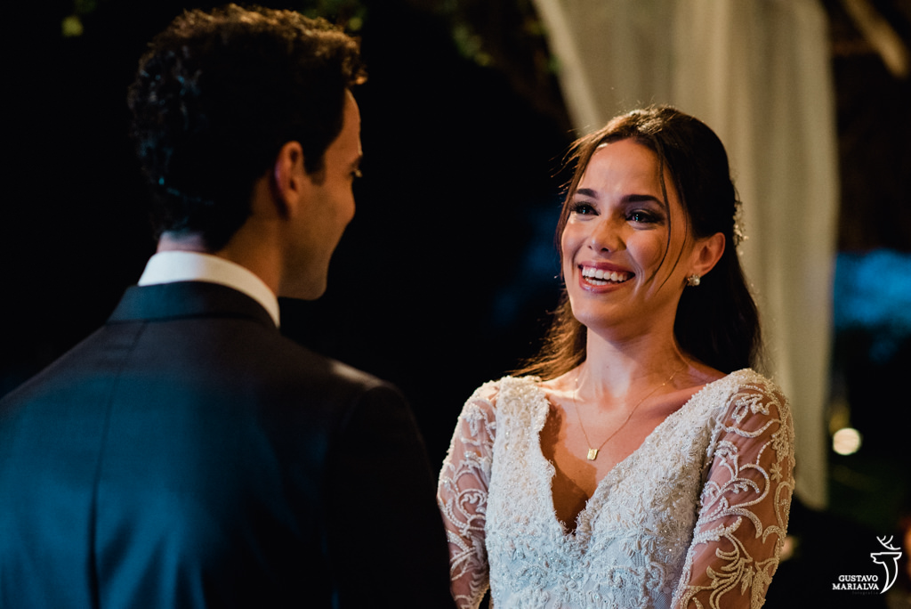 noiva sorrindo emocionada