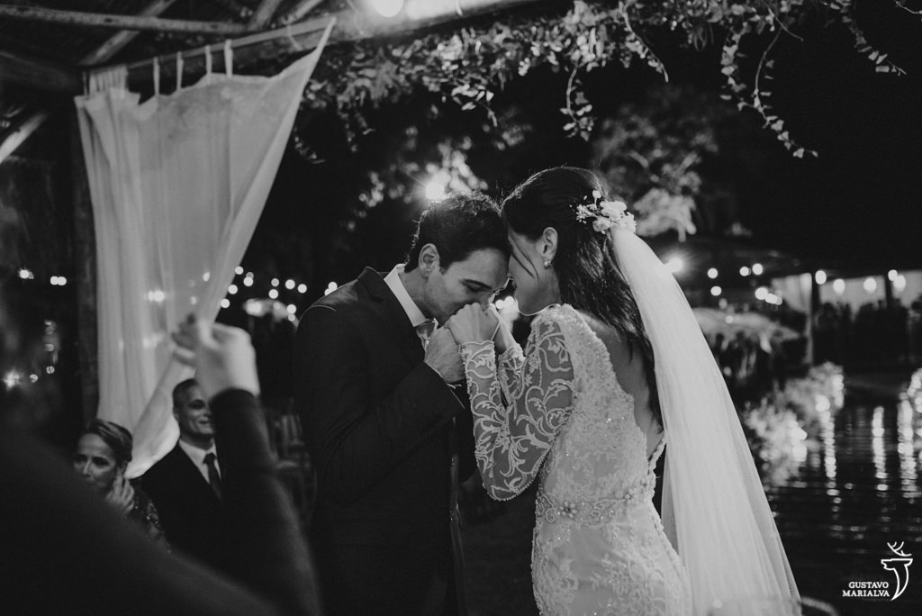 noivo beijando as mãos na noiva