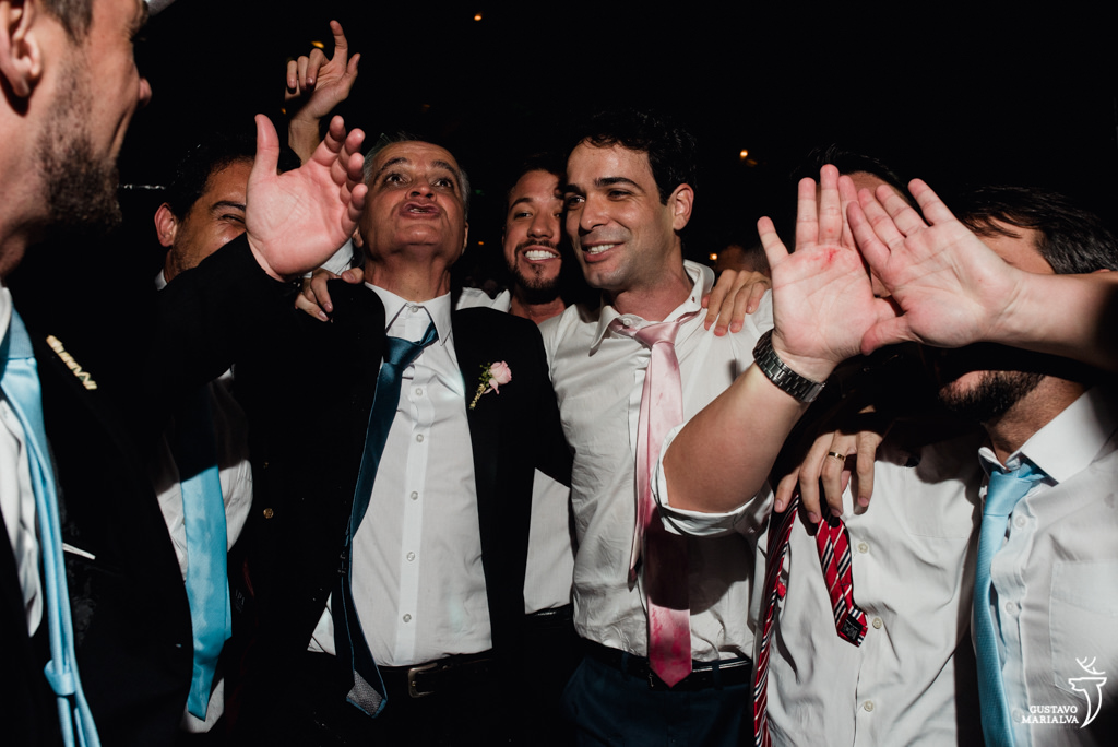 noivo, pai e amigos gritando