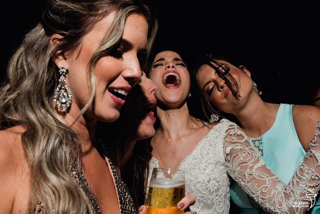 noiva e amigas cantando
